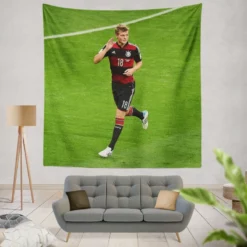 Toni Kroos Committed Gernamy Sports Player Tapestry